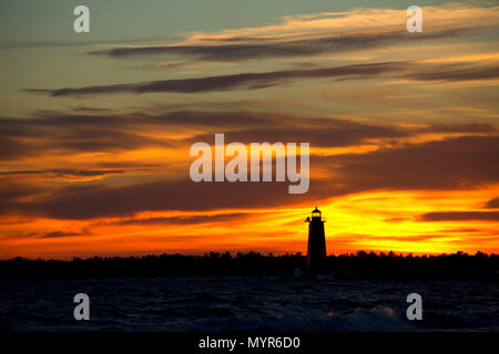 Est Manistique frangionde faro tramonto, Lakeview Park, Manistique, Michigan Foto Stock