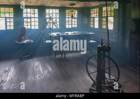 Interno della casa di campagna di una volta. Ballenberg open air museum. Svizzera Foto Stock