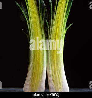 Il porro tagliato a metà nel senso dell'altezza, studio shot Foto Stock