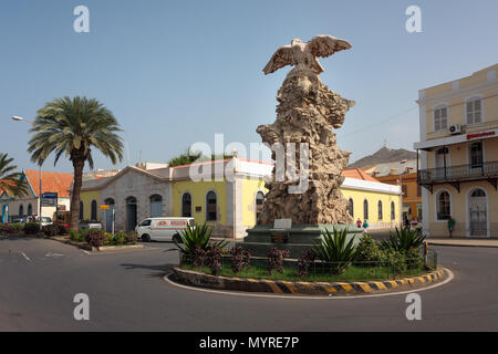 Eagle statua - Omaggio di Mindelo di Sacadura Cabral e Gago Coutinho. Commemorazione del 76° anniversario della prima traversata aerea del Sud Atlantico Foto Stock