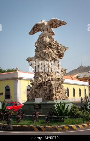 Eagle statua - Omaggio di Mindelo di Sacadura Cabral e Gago Coutinho. Commemorazione del 76° anniversario della prima traversata aerea del Sud Atlantico Foto Stock