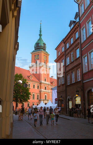 Città vecchia Varsavia, vista al crepuscolo di persone a piedi nel quartiere della Città Vecchia con il Castello Reale in background, Varsavia, Polonia. Foto Stock