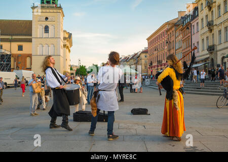 Strada di Varsavia Città Vecchia, un gruppo di musicisti vestito in costume medievale play Polish Folk songs in Zamkowy Square (Plac Zamkowy), Varsavia, Polonia. Foto Stock