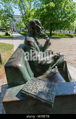 Statua di emissario polacco Jan Karski accanto al Museo di Storia di ebrei polacchi nel quartiere di Muranow di Varsavia, Polonia. Foto Stock