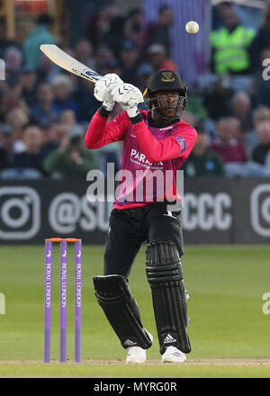 Sussex battitore Jofra Archer di ovatta in azione durante il tour corrisponde al primo centro di County Ground, Hove. Foto Stock