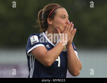 Scozia Rachel Corsie reagisce durante il 2019 FIFA Coppa del Mondo Donne qualifica, gruppo 2 corrispondono a Falkirk Stadium. Foto Stock