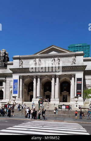 Biblioteca Pubblica di New York esterno, Fifth Avenue, New York City USA Foto Stock