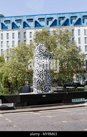 Ursa Bear, scultura "Bearpit", centro di Bristol, Inghilterra, Regno Unito Foto Stock