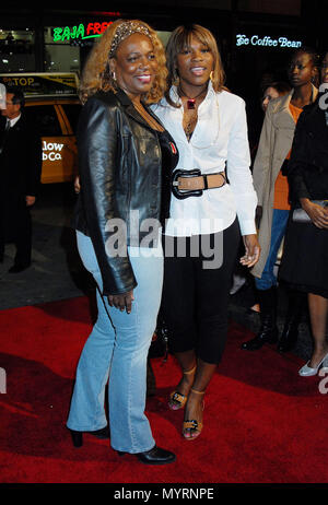 Serena Williams e la mamma che arrivano all'ATL Premiere al Chinese Theatre di Los Angeles. 30 marzo 200616 WilliamsSerena mom043 evento nella vita di Hollywood - California, tappeto rosso Evento, STATI UNITI D'AMERICA, industria cinematografica, celebrità, fotografia, Bestof, arte cultura e intrattenimento, celebrità moda, migliori della vita di Hollywood, evento nella vita di Hollywood - California, moquette rossa e dietro le quinte, musica celebrità, Topix, coppia, famiglia ( marito e moglie ) e i bambini- figli, fratelli e sorelle inchiesta tsuni@Gamma-USA.com, Credito Tsuni / USA, 2006-2009 Foto Stock