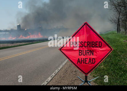 Agricola prescritto Masterizza e segno: un segno avverte gli automobilisti di una combustione controllata area davanti in una fattoria nel sud del Wisconsin. Foto Stock