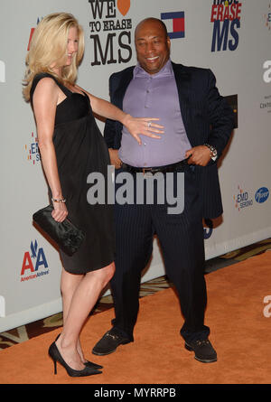 Byron Allen e la moglie Jennifer Lucas - quindicesima RaceTo Erase MS "Noi focolare per cancellare MS ' al Hyat Regency Century Plaza di Los Angeles. a piena lunghezza pance smileAllenByron LucasJennifer 092 evento nella vita di Hollywood - California, tappeto rosso Evento, STATI UNITI D'AMERICA, industria cinematografica, celebrità, fotografia, Bestof, arte cultura e intrattenimento, celebrità moda, migliori della vita di Hollywood, evento nella vita di Hollywood - California, moquette rossa e dietro le quinte, musica celebrità, Topix, coppia, famiglia ( marito e moglie ) e i bambini- figli, fratelli e sorelle inchiesta tsuni@Gamma-USA.com, Credito Tsuni / USA Foto Stock