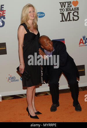 Byron Allen e la moglie Jennifer Lucas - quindicesima RaceTo Erase MS "Noi focolare per cancellare MS ' al Hyat Regency Century Plaza di Los Angeles. a piena lunghezza pance smileAllenByron LucasJennifer 093 evento nella vita di Hollywood - California, tappeto rosso Evento, STATI UNITI D'AMERICA, industria cinematografica, celebrità, fotografia, Bestof, arte cultura e intrattenimento, celebrità moda, migliori della vita di Hollywood, evento nella vita di Hollywood - California, moquette rossa e dietro le quinte, musica celebrità, Topix, coppia, famiglia ( marito e moglie ) e i bambini- figli, fratelli e sorelle inchiesta tsuni@Gamma-USA.com, Credito Tsuni / USA Foto Stock