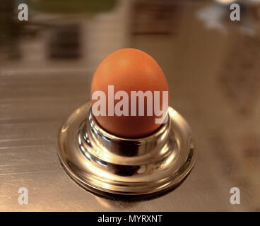 Uova sode o su un supporto metallico Foto Stock