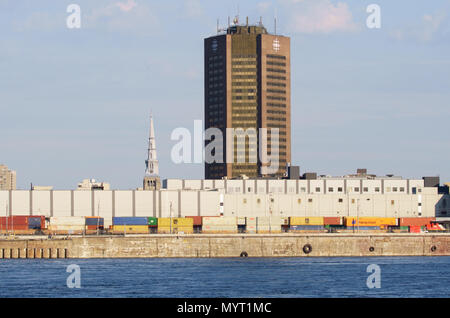 Montreal, QC / Canada - Giugno 7th, 2018 : Il Montreal la torre del Canadian Broadcasting Corporation (CBC -SRC) costruito negli anni settanta sarà convertita Foto Stock