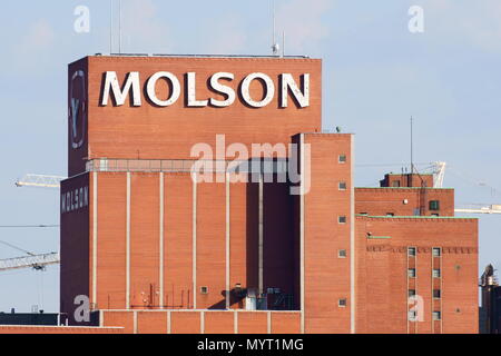 Montreal, QC / Canada - Giugno 7th, 2018 : La vecchia fabbrica di birra Molson, fondata nel 1786, è situato lungo il Montreal Saint-Lawrence del fiume. Foto Stock