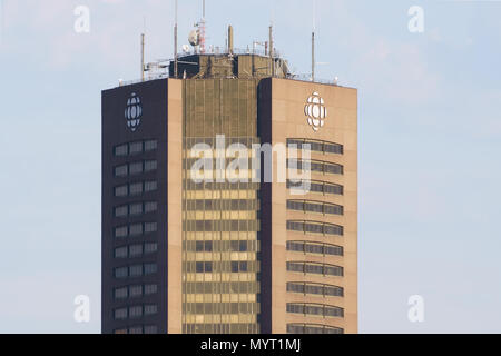 Montreal, QC / Canada - Giugno 7th, 2018 : Il Montreal la torre del Canadian Broadcasting Corporation (CBC -SRC) costruito negli anni settanta sarà convertita Foto Stock