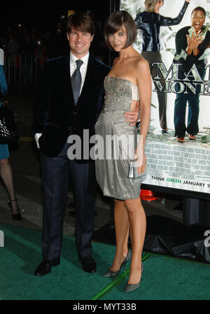 Tom Cruise e Katie Holmes che arrivano al MAD DENARO Premiere al Westwood Theatre di Los Angeles. a lunghezza piena sorriso di moda il contatto visivo CruiseTom HolmesKatie 19 evento nella vita di Hollywood - California, tappeto rosso Evento, STATI UNITI D'AMERICA, industria cinematografica, celebrità, fotografia, Bestof, arte cultura e intrattenimento, celebrità moda, migliori della vita di Hollywood, evento nella vita di Hollywood - California, moquette rossa e dietro le quinte, musica celebrità, Topix, coppia, famiglia ( marito e moglie ) e i bambini- figli, fratelli e sorelle inchiesta tsuni@Gamma-USA.com, Credito Tsuni / USA, 2006-2009 Foto Stock