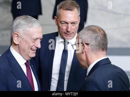 Bruxelles, Belgio. Il 7 giugno, 2018. Stati Uniti Il Segretario della Difesa Jim Mattis (L) parla con norvegese il Ministro della Difesa di Frank Bakke-Jensen (C) croato e il ministro della Difesa Damir Krsticevic durante un ministri della difesa della NATO riuniti presso la sua sede a Bruxelles in Belgio, 7 giugno 2018. Credito: Voi Pingfan/Xinhua/Alamy Live News Foto Stock