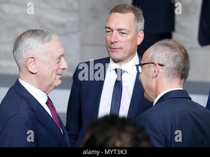 Bruxelles, Belgio. Il 7 giugno, 2018. Stati Uniti Il Segretario della Difesa Jim Mattis (L) parla con norvegese il Ministro della Difesa di Frank Bakke-Jensen (C) croato e il ministro della Difesa Damir Krsticevic durante un ministri della difesa della NATO riuniti presso la sua sede a Bruxelles in Belgio, 7 giugno 2018. Credito: Voi Pingfan/Xinhua/Alamy Live News Foto Stock