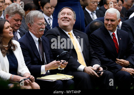 (L-R) segretario stampa della Casa Bianca Sarah Huckabee Sanders, consigliere per la sicurezza nazionale John Bolton, il Segretario di Stato Mike Pompeo e Vice Presidente Mike Pence, partecipare a una conferenza stampa congiunta dal presidente Donald Trump e il Primo Ministro giapponese Shinzo Abe nel Giardino delle Rose della Casa Bianca il 7 giugno 2018 a Washington, DC. Credito: Yuri Gripas/Piscina via CNP /MediaPunch Foto Stock