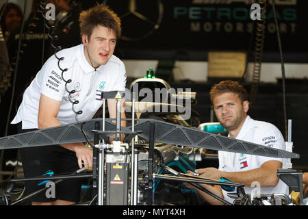 Montreal, Canada. Il 7 giugno, 2018. Gli equipaggi lavorano su Lewis Hamilton della Mercedes AMG Petronas per Venerdì di prove libere del Gran Premio di Formula 1 del Canada , il circuito Gilles-Villeneuve. Credito: Richard prudhomme/Alamy Live News Foto Stock