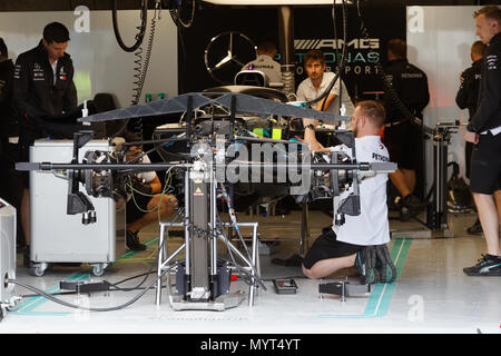 Montreal, Canada. Il 7 giugno, 2018. Gli equipaggi lavorano su Valterri Bottas Mercedes AMG Petronas per Venerdì di prove libere del Gran Premio di Formula 1 del Canada , il circuito Gilles-Villeneuve. Credito: Richard prudhomme/Alamy Live News Foto Stock