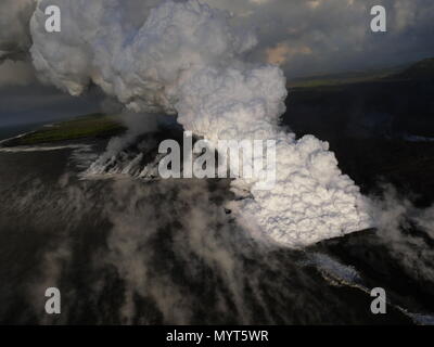 Hawaii, Stati Uniti d'America. Il 6 giugno, 2018. Flussi di lava nella baia di Kapoho distruggendo la foresta e le case nella zona Vacationland causata dall'eruzione del vulcano Kilauea Giugno 6, 2018 nelle Hawaii. La recente eruzione continua distruzione di case, costringendo le evacuazioni e produca lava e gas velenosi sulla Big Island delle Hawaii. Credito: Planetpix/Alamy Live News Foto Stock