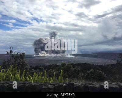 Hawaii, Stati Uniti d'America. Il 6 giugno, 2018. Una massiccia nube di cenere spara in aria dall'eruzione del vulcano Kilauea Giugno 6, 2018 nelle Hawaii. La recente eruzione continua distruzione di case, costringendo le evacuazioni e produca lava e gas velenosi sulla Big Island delle Hawaii. Credito: Planetpix/Alamy Live News Foto Stock