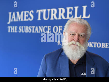 Baden-Baden, Germania. Il 7 giugno, 2018. L'artista americano James Turrell si erge nel museo Frieder Burda al 'James Turrell- la sostanza di luce' mostra, che avrà luogo dal 9 Giugno 2019 fino al 28 ottobre 2018. Foto: Uli Deck/dpa Credito: dpa picture alliance/Alamy Live News Foto Stock