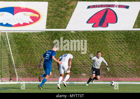 Fort Bragg, North Carolina, Stati Uniti d'America. Il 7 giugno, 2018. 7 giugno 2018 - Fort Bragg, N.C., STATI UNITI D'AMERICA - Forza All-Air Soccer Senior Airman portiere Benjamin Lockler (1) effettua una fermata durante un terzo round match tra Stati Uniti Air Force e gli Stati Uniti Marina presso il 2018 le Forze Armate di uomini di calcio del campionato, a Hedrick Stadium, a Fort Bragg. Air Force, il 2016 difendendo champions, sconfitto la marina, 3-1. Le Forze Armate degli uomini campionato di calcio viene condotta ogni due anni. Credito: Timothy L. Hale/ZUMA filo/Alamy Live News Foto Stock