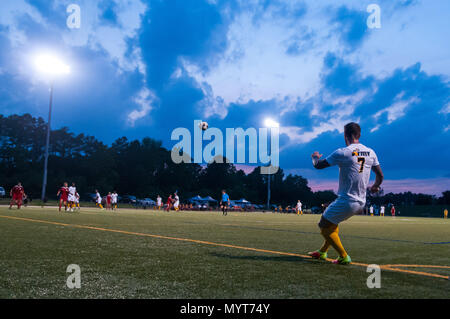 Fort Bragg, North Carolina, Stati Uniti d'America. Il 7 giugno, 2018. 7 giugno 2018 - Fort Bragg, N.C., STATI UNITI D'AMERICA - All-Army Soccer Sgt. Jeremy Dornbusch (7) colpisce un calcio d'angolo durante un terzo round match tra Stati Uniti Esercito e il Corpo della Marina degli Stati Uniti al 2018 le Forze Armate di uomini di calcio del campionato, a Hedrick Stadium, a Fort Bragg. Esercito sconfitto i Marines, 2-1. Le Forze Armate degli uomini campionato di calcio viene condotta ogni due anni. Credito: Timothy L. Hale/ZUMA filo/Alamy Live News Foto Stock