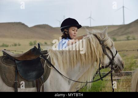 (180608) -- XILINHOT, Giugno 8, 2018 (Xinhua) -- Un montato poliziotta prepara il suo cavallo mentre il pattugliamento lungo la ferrovia in Xilinhot, nel nord della Cina di Mongolia Interna Regione Autonoma, 7 giugno 2018. Al fine di mantenere ferrovie in funzionamento, polizia montata in Xilinhot sono impegnati nella riparazione di rotture di rete di sicurezza e di controllo delle intrusioni di bestiame mentre il pattugliamento lungo linee ferroviarie. (Xinhua/Zou Yu) (wyl) Foto Stock