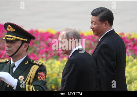 Pechino, Cina. 8 Giugno, 2018. Vladimir Putin (C), il presidente della Federazione, essendo accolta con gli onori militari dal Xi Jinping, Presidente della Cina. Putin è in Cina per colloqui con il Presidente cinese. Egli è anche previsto per una riunione dell'Organizzazione per la cooperazione di Shanghai durante il fine settimana. Il vertice regionale avviene nella parte orientale della città cinese di Qingdao. La RUSSIA FUORI Foto: Stringer/dpa Credito: dpa picture alliance/Alamy Live News Foto Stock