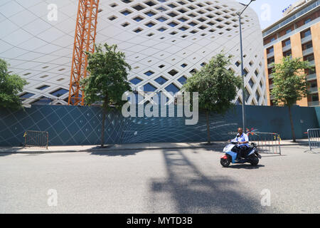 Beirut, Libano, 8 giugno 2018. A 5 piani in Department Store progettato da tardo mondo rinomato architetto britannico Zaha Hadid a Beirut Souks al costo di $40 milioni nel quartiere centrale degli affari di Beirut è in via di completamento. Credito: amer ghazzal/Alamy Live News Foto Stock