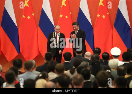 Pechino, Cina. 8 Giugno, 2018. Vladimir Putin (L), Presidente della Russia, ricevendo applausi da Xi Jinping, Presidente della Cina, dopo essere stato premiato con il fine di amicizia. Putin è in Cina per colloqui con il Presidente cinese. Egli è anche previsto per una riunione dell'Organizzazione per la cooperazione di Shanghai durante il fine settimana. Il vertice regionale avviene nella parte orientale della città cinese di Qingdao. La RUSSIA FUORI Foto: Stringer/dpa/dpa Credito: dpa picture alliance/Alamy Live News Foto Stock