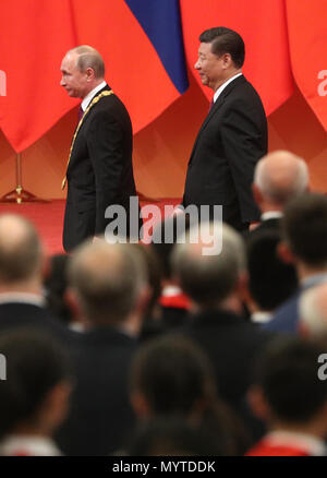 Pechino, Cina. 8 Giugno, 2018. Vladimir Putin (L), Presidente della Russia, la ricezione dell'ordine di amicizia da Xi Jinping, Presidente della Cina. Putin è in Cina per colloqui con il Presidente cinese. Egli è anche previsto per una riunione dell'Organizzazione per la cooperazione di Shanghai durante il fine settimana. Il vertice regionale avviene nella parte orientale della città cinese di Qingdao. La RUSSIA FUORI Foto: Stringer/dpa/dpa Credito: dpa picture alliance/Alamy Live News Foto Stock