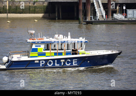 Londra, UK, 8 giugno 2018,una polizia pattuglie in barca sul fiume Tamigi nel centro di Londra, le previsioni del tempo è di rimanere costante e caldo per il resto del weekend.Credit Keith Larby/Alamy Live News Foto Stock