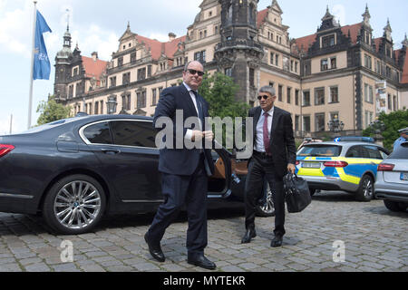 08 giugno 2018, Germania, Dresda: il Principe Alberto II di Monaco (L) in piedi di fronte al castello di Dresda durante il suo arrivo. Prince Albert è quello di ricevere lo stesso giorno il toro cultura europea premio per la fondazione prende il nome e da lui fondata. Foto: Sebastian Kahnert/dpa-Zentralbild/dpa Foto Stock