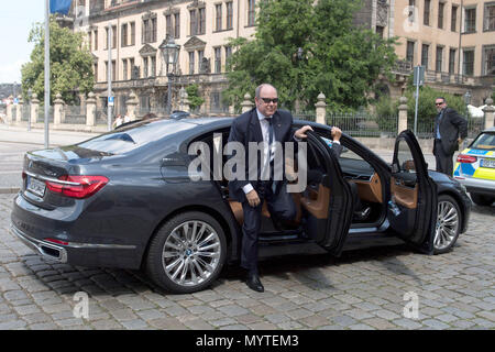 08 giugno 2018, Germania, Dresda: il Principe Alberto II di Monaco lo sbarco del suo veicolo ufficiale durante il suo arrivo prima del castello di Dresda. Prince Albert è quello di ricevere lo stesso giorno il toro cultura europea premio per la fondazione prende il nome e da lui fondata. Foto: Sebastian Kahnert/dpa-Zentralbild/dpa Foto Stock