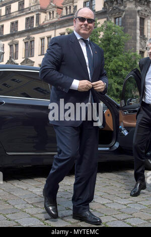 08 giugno 2018, Germania, Dresda: il Principe Alberto II di Monaco (L) in piedi di fronte al castello di Dresda durante il suo arrivo. Prince Albert è quello di ricevere lo stesso giorno il toro cultura europea premio per la fondazione prende il nome e da lui fondata. Foto: Sebastian Kahnert/dpa-Zentralbild/dpa Foto Stock