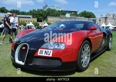 Londra, Regno Unito. 8 Giugno, 2018. Un 2014 Bugatti Veyron sul display in città Concours Motoring party in giardino. Banchieri, acquirenti e teste di benzina riuniti oggi per la città annuale Concours Motoring Garden Party nei giardini della Onorevole Compagnia di Artiglieria presso la sede centrale si trova nel cuore della città di Londra, Regno Unito. L'evento mette in mostra alcuni dei mondi migliori sportcars e quasi 100 icone delle prestazioni, del passato e del presente, sono parcheggiate fino in cinque acri di oasi di verde, nascosto appena fuori città strada per l'evento di quest'anno. Credito: Michael Preston/Alamy Live News Foto Stock