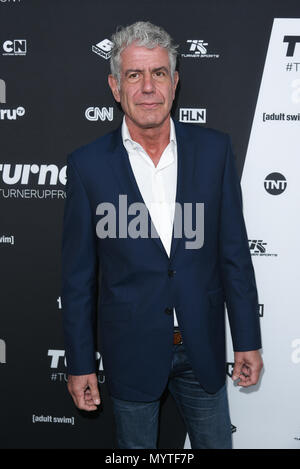 FILE foto: 8 GIU, 2018. Anthony Bourdain passa lontano dal suicidio apparente. Foto: Anthony Bourdain assiste il Turner iniziali per il 2016 gli arrivi presso il teatro al Madison Square Garden il 18 maggio 2016 in New York City. Credito: Erik Pendzich/Alamy Live News Foto Stock