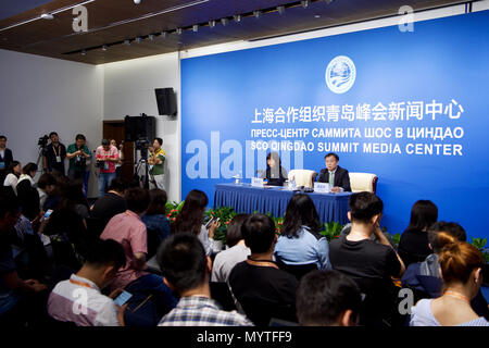 (180608) -- QINGDAO, Giugno 8, 2018 (Xinhua) -- Xue Yaping (R, posteriore), direttore del marketing e cooperazione internazionale sotto il patrocinio del Ministero della Cultura e del turismo, parla nel corso di una conferenza stampa sul turismo la cooperazione tra gli Stati membri dell'Organizzazione per la cooperazione di Shanghai (SCO) precedendo il diciottesimo vertice SCO a Qingdao, Cina orientale della provincia di Shandong, Giugno 8, 2018. (Xinhua/Jiang Kehong)(mm) Foto Stock