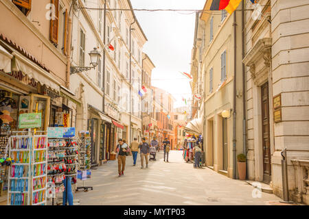 Loreto, Ancona, Italia - 8.05.2018: la centrale via dello shopping Corso Traiano Boccalini conduce alla Basilica della Santa Casa di Loreto Foto Stock