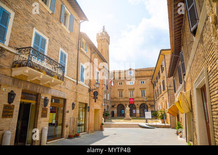 Loreto, Ancona, Italia - 8.05.2018: la centrale via dello shopping Corso Traiano Boccalini conduce alla Basilica della Santa Casa di Loreto Foto Stock