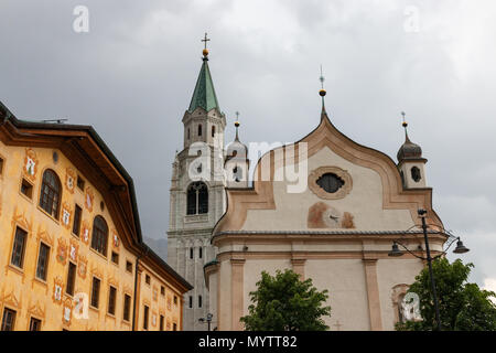 La torre e la chiesa parrocchiale dei Santi Filippo e Giacomo Apostoli in piazza principale a Cortina d'Ampezzo, Italia Foto Stock