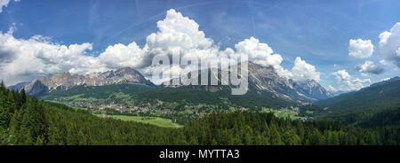 Vista panoramica della città di Italien Cortina d'Ampezzo nella parte anteriore del cristallo mountain Foto Stock