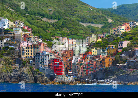 Riomaggiore villaggio di pescatori, seascape in cinque terre, il Parco Nazionale delle Cinque Terre, Liguria, Italia. Foto Stock