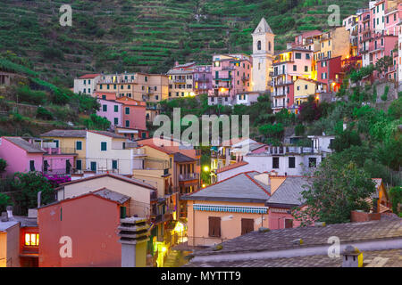 Antenna vista panoramica di Manarola villaggio di pescatori in cinque terre, il Parco Nazionale delle Cinque Terre, Liguria, Italia. Foto Stock