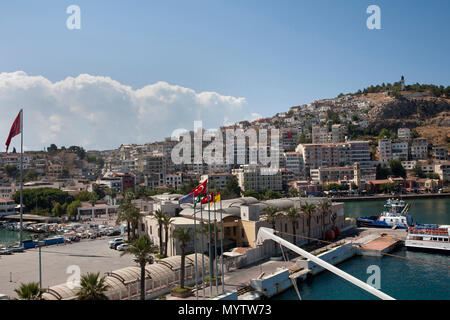4 Settembre 2014: Kusadasi, Turchia: la nave da crociera del porto e di fronte al mare nella città di Kusadasi, Turchia Foto Stock